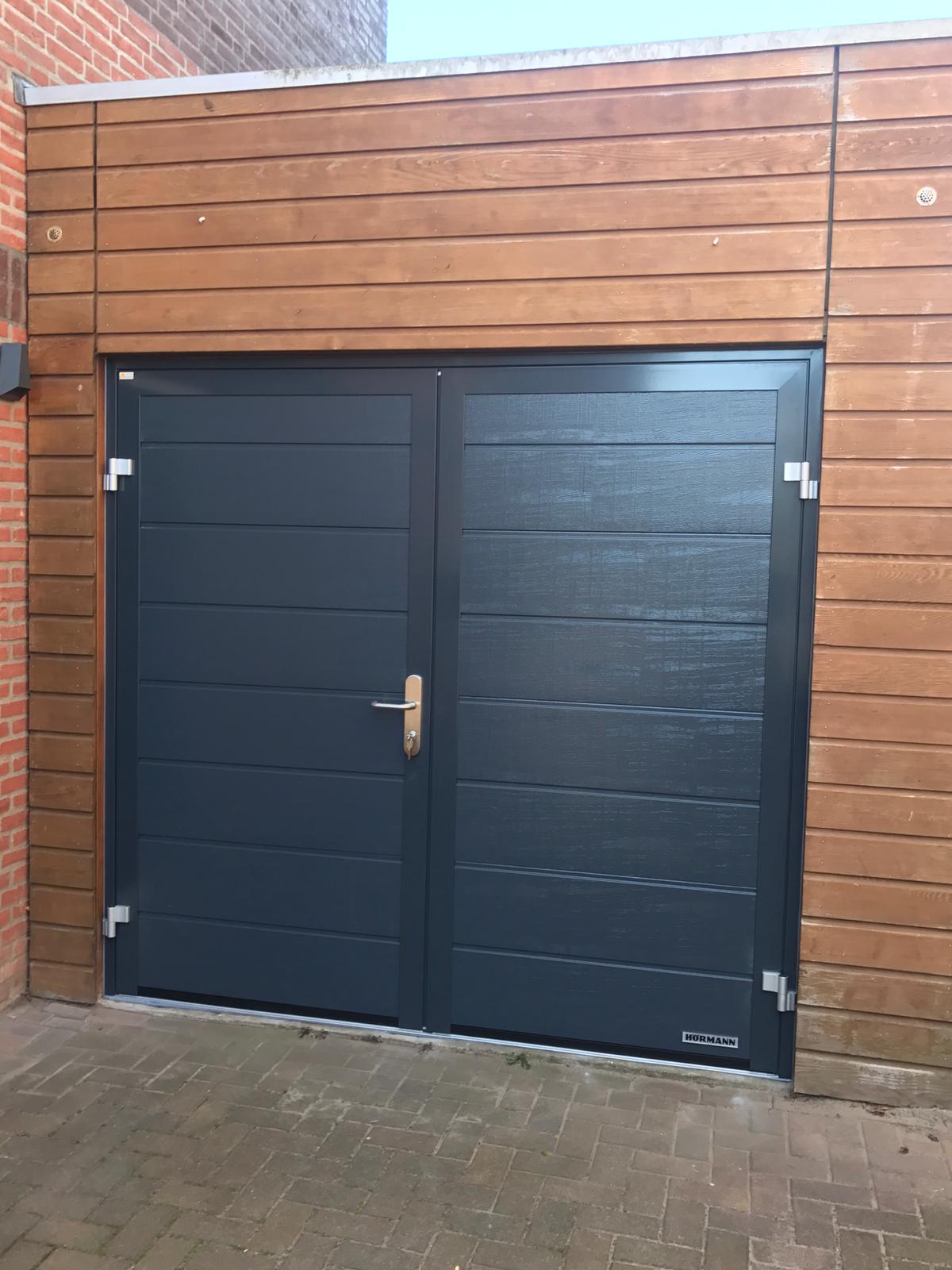 Openslaande garagedeuren op maat bij Van Ewijk Zonwering in Lelystad Dronten Swifterbant en Almere 10