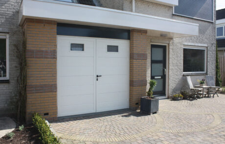 Openslaande garagedeuren op maat bij Van Ewijk Zonwering in Lelystad Dronten Swifterbant en Almere 2