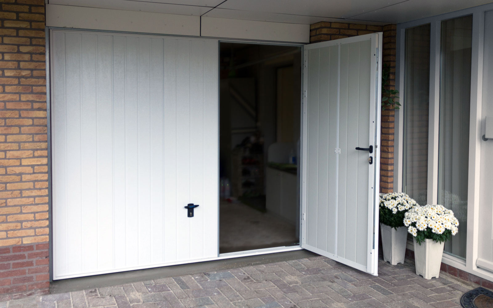 Openslaande garagedeuren op maat bij Van Ewijk Zonwering in Lelystad Dronten Swifterbant en Almere 3