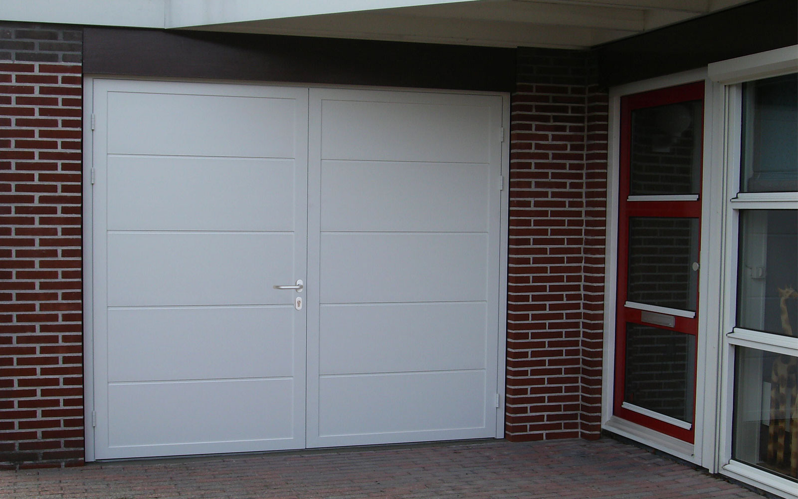 Openslaande garagedeuren op maat bij Van Ewijk Zonwering in Lelystad Dronten Swifterbant en Almere